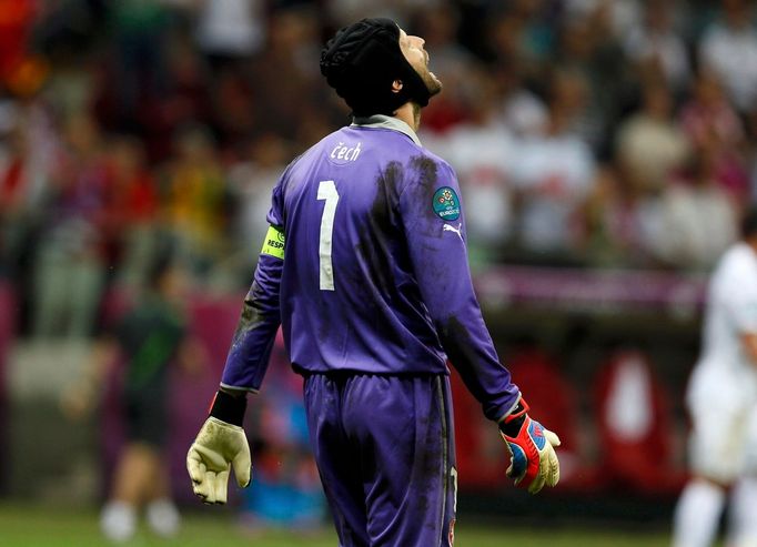 Petr Čech reaguje na inkasovaný gól Cristiana Ronalda v utkání Česko - Portugalsko ve čtvrtfinále Eura 2012.