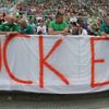 Fanoušci Slasku v utkání proti Lubinu u transparentu proti Euru