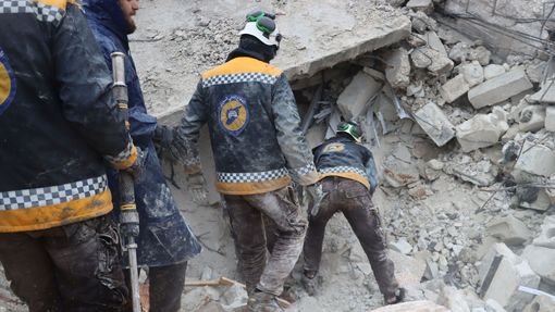 Záchranáři hledají přeživší pod troskami po zemětřesení v syrském Al Ataribu 6. února 2023 na snímku ze sociálních sítí Bílých přileb.