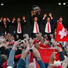 Švýcaři slaví vítězství v Davis Cupu: Severin Lüthi, Michael Lammer, Marco Chiudinelli, Roger Federer a Stanislas Wawrinka