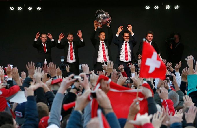 Švýcaři slaví vítězství v Davis Cupu: Severin Lüthi, Michael Lammer, Marco Chiudinelli, Roger Federer a Stanislas Wawrinka