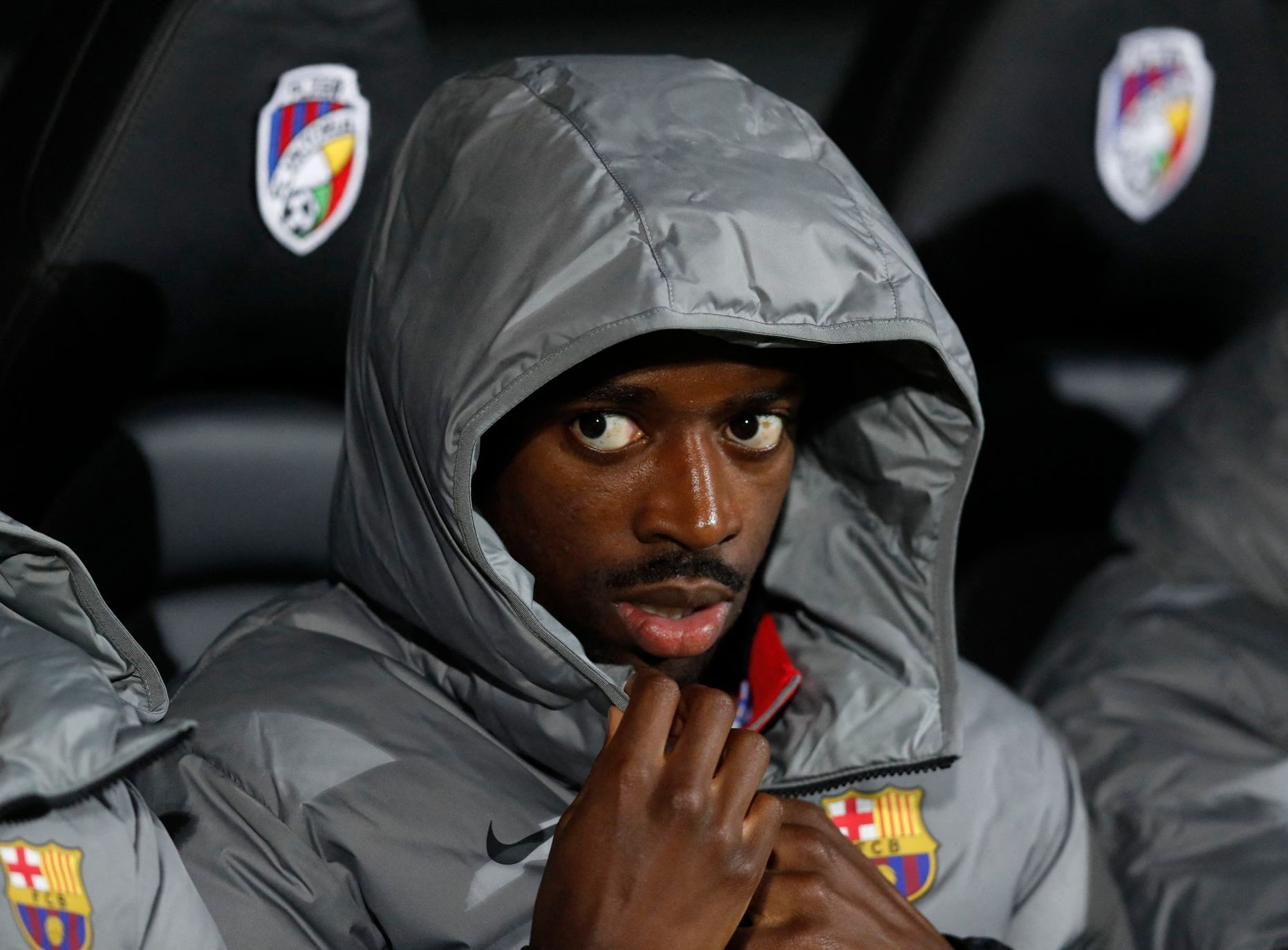 Ousmane Dembélé na lavičce v zápase LM Plzeň - Barcelona