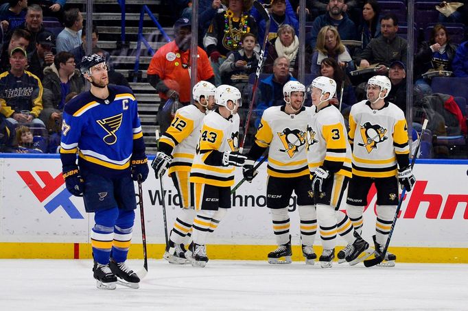 Hokejisté Pittsburghu Penguins včetně Sidneyho Crosbyho slaví gól do sítě St. Louisu Blues.