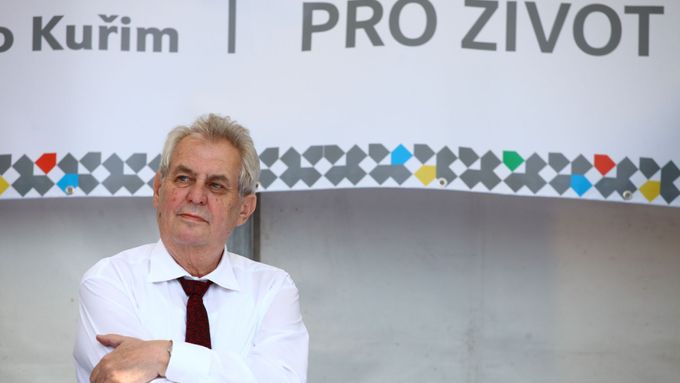 Foto: Zeman zakončil třídenní návštěvu Jihomoravského kraje. Dostal satirického průvodce okolím Brna