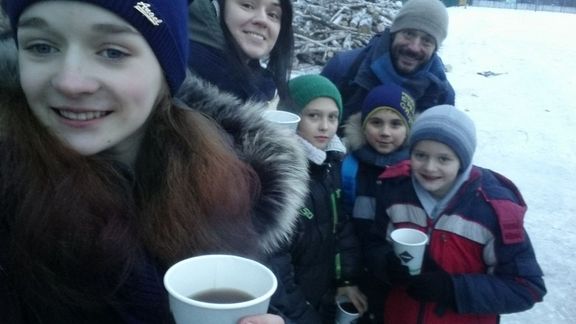 Lena Rozvadovska pomohla i Nastě a její rodině. První, co chtěla Nasťa v bezpečí udělat, bylo vyfotit si selfie na památku.