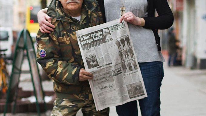 Ali, tentokrát v maskáčích, jeho dvorní fotografka Zoe Spawtonová a turecké noviny, kde se o nich píše.