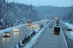 Zima on-line: Mráz vykolejil vlak, led zavíral silnice