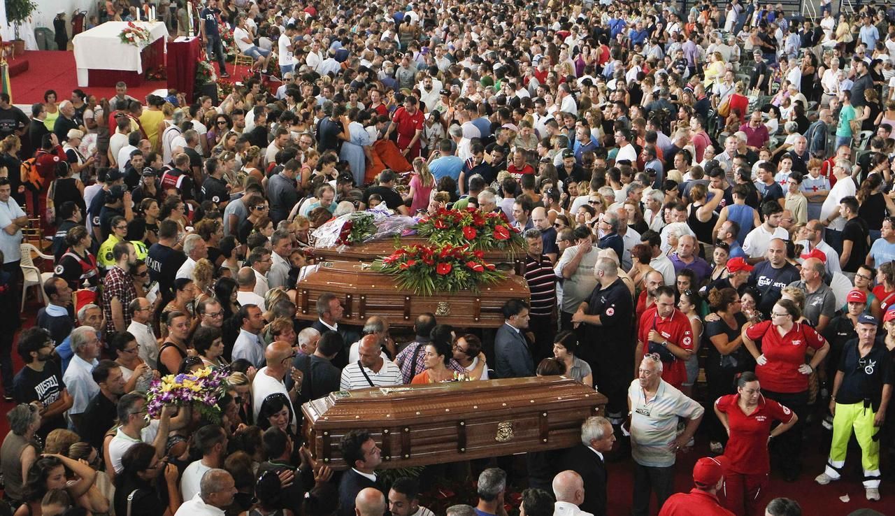 Pohřeb obětí autobusové nehody u Avellina (Itálie).
