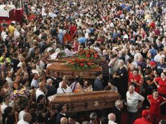 Hromadného pohřbu se zúčastnilo mnoho lidí. 