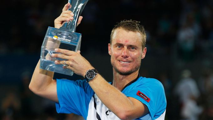 Lleyton Hewitt slaví titul na turnaji v Brisbane poté, co ve finále porazil Rogera Federera