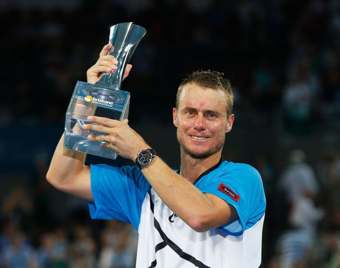 Lleyton Hewitt slaví titul na turnaji v Brisbane poté, co ve finále porazil Rogera Federera