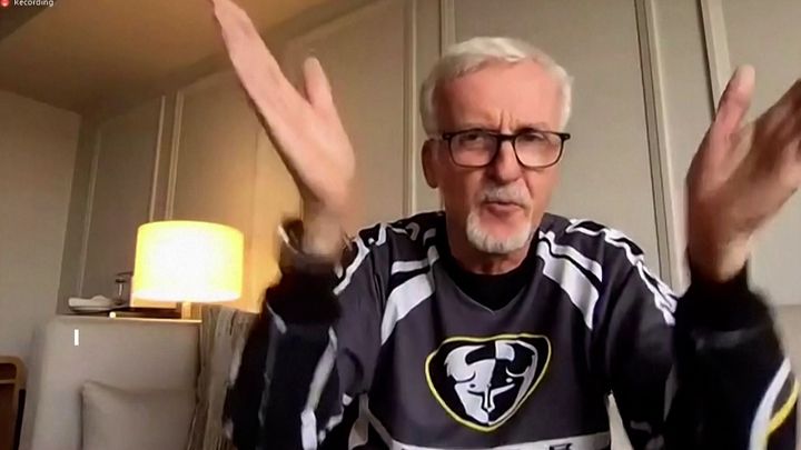 "Museli to vědět." James Cameron naznačil podivné dění po katastrofě ponorky