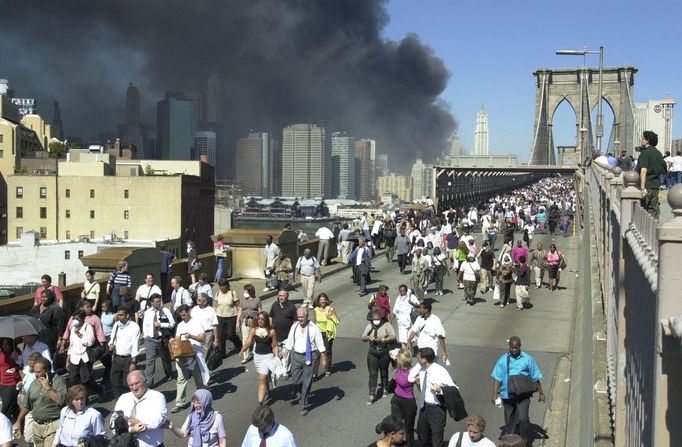 Lidé na Brooklynském mostě po teroristických útocích na mrakodrapy World Trade Center v září 2001.