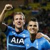 Kane a Lamela slaví branku Tottenhamu v Evropské lize