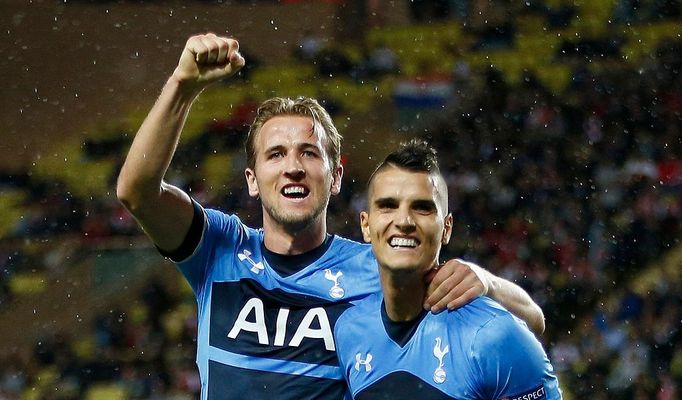 Kane a Lamela slaví branku Tottenhamu v Evropské lize