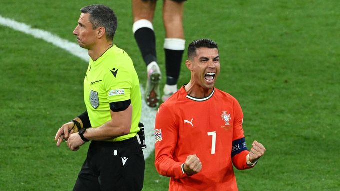 Cristiano Ronaldo slaví gól v semifinále Ligy národů proti Německu.