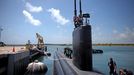 April 24, 2011 - Cape Canaveral, Florida, U.S. - -- Cape Canaveral, Fla. -- The USS Annapolis (SSN 760), a S6G nuclear reactor powered fast attack submarine, moored at Port Canaveral in Cape Canaveral on Sunday. The USS Annapolis measures 362 ft. in length and 33 ft. at the beam, a diving depth of over 400 ft., 27+ mph, 12 vertical launch missile tubes, 4 torpedo tubes, and a crew of 130 enlisted submariners. The submarine was commissioned April 11, 1992 with its homeport in Groton, Connecticut. USS Annapolis sailed to the 21st Anniversary of Fleet Week at Port Everglades, Fort Lauderdale. (Credit Image: © Gary Coronado/The Palm Beach Post) ( automatický překlad do češtiny )