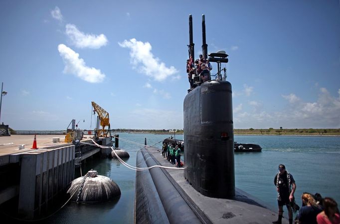 April 24, 2011 - Cape Canaveral, Florida, U.S. - -- Cape Canaveral, Fla. -- The USS Annapolis (SSN 760), a S6G nuclear reactor powered fast attack submarine, moored at Port Canaveral in Cape Canaveral on Sunday. The USS Annapolis measures 362 ft. in length and 33 ft. at the beam, a diving depth of over 400 ft., 27+ mph, 12 vertical launch missile tubes, 4 torpedo tubes, and a crew of 130 enlisted submariners. The submarine was commissioned April 11, 1992 with its homeport in Groton, Connecticut. USS Annapolis sailed to the 21st Anniversary of Fleet Week at Port Everglades, Fort Lauderdale. (Credit Image: © Gary Coronado/The Palm Beach Post) ( automatický překlad do češtiny )