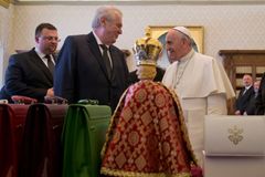 Kardinál Vlk: Zeman Forejtovi svým buranským chováním ve Vatikánu zavařil a ani si to neuvědomuje
