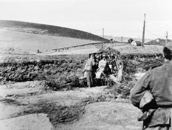 Řevnice, 6. května 1945. Příjezd kolony nákladních automobilů s příslušníky 1. pěšího pluku ROA na náměstí Victoria (dnes Krále Jiřího z Poděbrad).