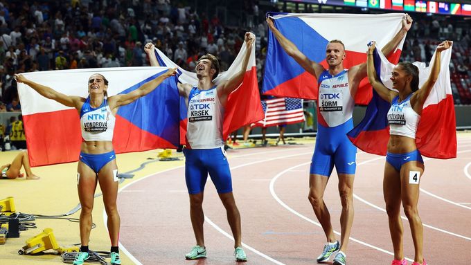 Česká smíšená štafeta v běhu na 4x400 slaví bronz