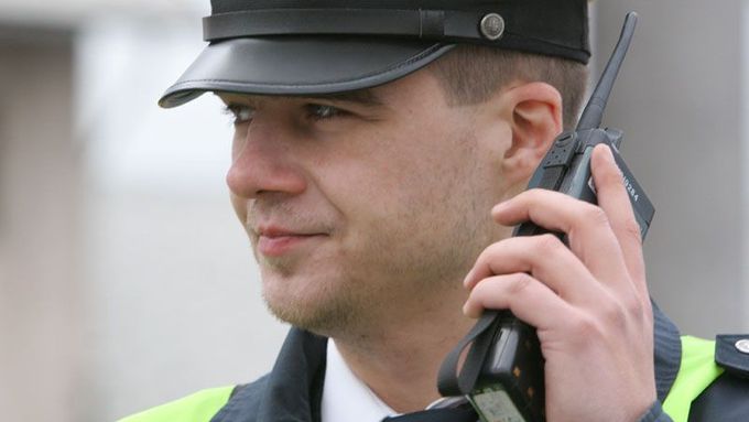 Policista s vysílačkou.
