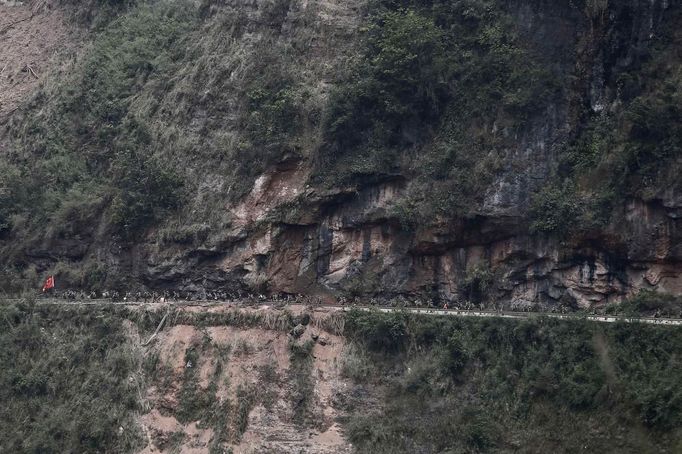 Soldiers walk to a village to search for survivors after a 6.6 magnitude earthquake hit the remote, mostly rural and mountainous Lushan county, Sichuan province, April 21, 2013. Rescuers struggled to reach a remote, rural corner of southwestern China on Sunday as the toll of the dead and missing from the country's worst earthquake in three years climbed to 208 with almost 1,000 serious injuries. REUTERS/Aly Song (CHINA - Tags: DISASTER ENVIRONMENT MILITARY) Published: Dub. 21, 2013, 4:19 odp.