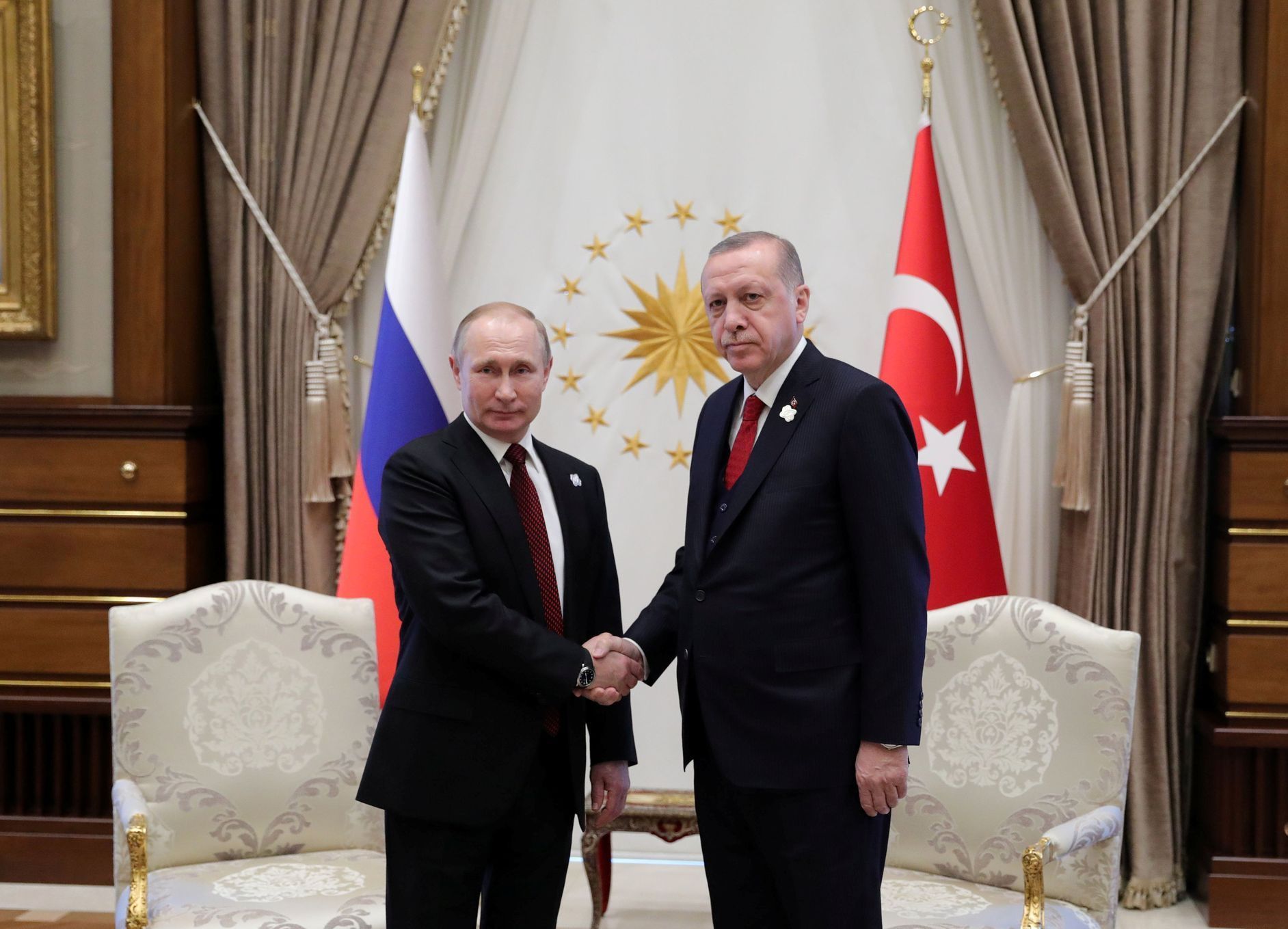 Recep Tayyip Erdogan se zdraví s Vladimirem Putinem