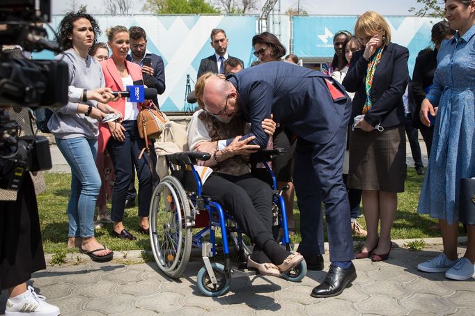 Charles Michel, předseda Evropské rady, se objímá s uprchlicí v Moldavsku.