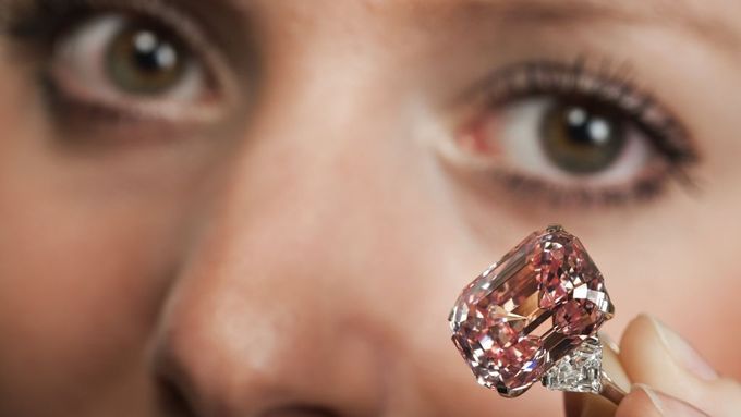Unikátní růžový diamant se prodal v Ženevě za 45,44 milionu švýcarských franků.