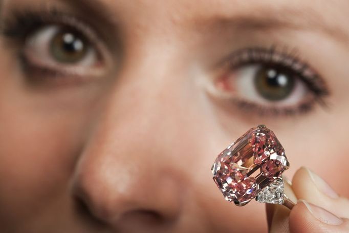 Unikátní růžový diamant se prodal v Ženevě za 45,44 milionu švýcarských franků.