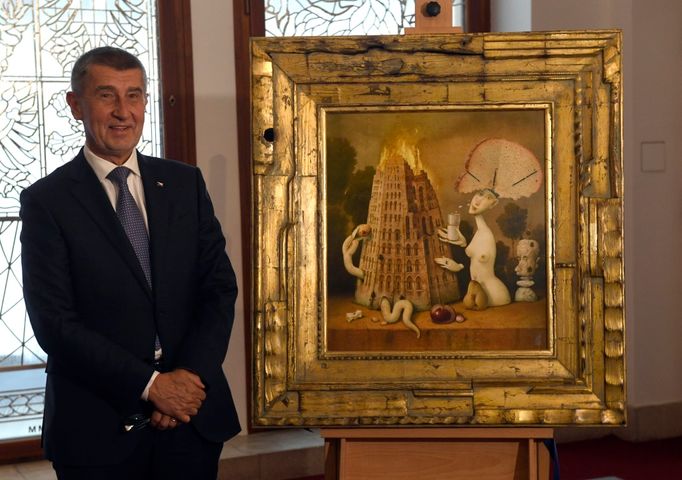 Obraz českého malíře Zdenka Jandy s názvem Vizionáři a žháři předal francouzskému prezidentovi Emmanuelu Macronovi premiér Andrej Babiš. (10. 11. 2018)