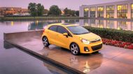 Kia Rio – od  229 980 Kč – Levný hatchback od korejské automobilky má už se základním motorem slušných 62 kW. Čytřválec by měl mít pětilitrovou spotřebu. Hlavním trumfem je dlouhá záruka 7 let. Třeba za klimatizaci je ale potřeba v základní verzi připlatit.