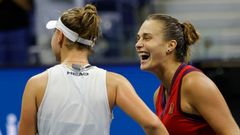 Barbora Krejčíková a Aryna Sabalenková ve čtvrtfinále US Open