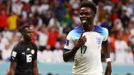 Bukayo Saka slaví gól v osmifinále MS 2022 Anglie - Senegal