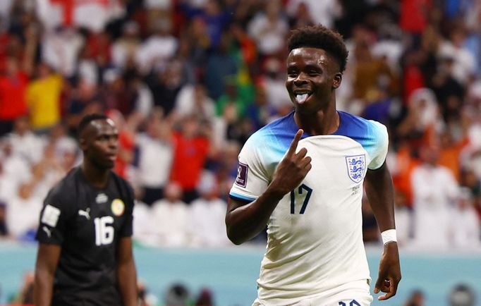 Bukayo Saka slaví gól v osmifinále MS 2022 Anglie - Senegal