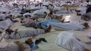 Muslim pilgrims sleep along a street in an area near the Grand Mosque before some of them head to the mosque to perform the dawn prayers during the annual haj pilgrimage in the holy city of Mecca October 22, 2012, ahead of Eid al-Adha which marks the end of haj. On October 25, the day of Arafat, millions of Muslim pilgrims will stand in prayer on Mount Arafat near Mecca at the peak of the annual pilgrimage. REUTERS/Amr Abdallah Dalsh (SAUDI ARABIA - Tags: RELIGION) Published: Říj. 22, 2012, 12:16 odp.