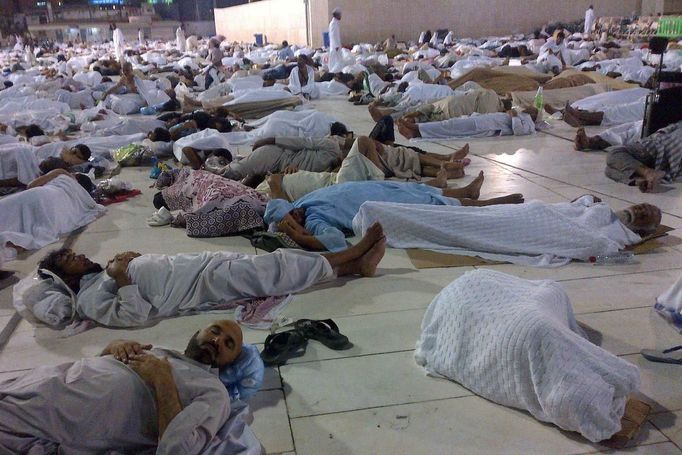 Muslim pilgrims sleep along a street in an area near the Grand Mosque before some of them head to the mosque to perform the dawn prayers during the annual haj pilgrimage in the holy city of Mecca October 22, 2012, ahead of Eid al-Adha which marks the end of haj. On October 25, the day of Arafat, millions of Muslim pilgrims will stand in prayer on Mount Arafat near Mecca at the peak of the annual pilgrimage. REUTERS/Amr Abdallah Dalsh (SAUDI ARABIA - Tags: RELIGION) Published: Říj. 22, 2012, 12:16 odp.