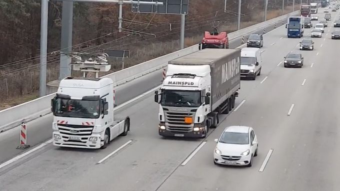 Záběry z testování e-dálnice mezi městy Darmstadt a Frankfurt v reálném provozu z prosince 2018.
