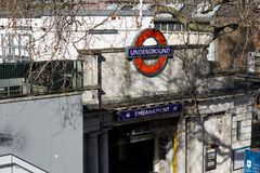 Britka chodí každý den do stanice metra, aby slyšela hlas zesnulého manžela