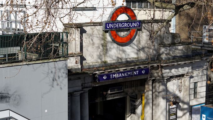 Margaret McCollum navštěvuje stanici londýnského metra Embankment denně.