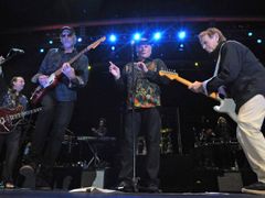The Beach Boys 2012: kytarista David Marks (druhý zleva), zpěvák Mike Love (uprostřed) a kytarista Al Jardine (vpravo)