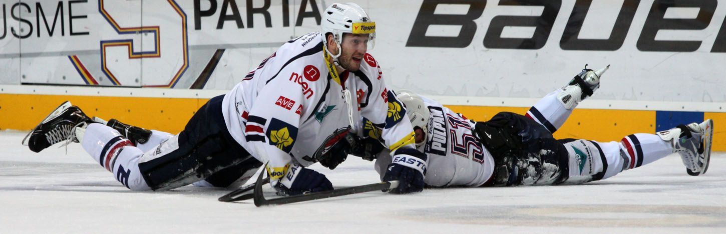 Hokejista Chomutova Lukáš Pulpán se sráží se spoluhráčem v utkání 16. kola Tipsport extraligy 2012/13 proti Spartě Praha.