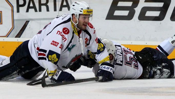 Hokejista Chomutova Lukáš Pulpán se sráží se spoluhráčem v utkání 16. kola Tipsport extraligy 2012/13 proti Spartě Praha.