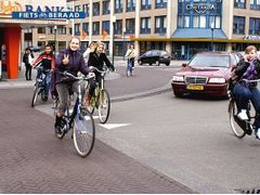 Projekt SharedSpace spočívá v tom, že se z ulic a křižovatek odstraní dopravní značky a semafory. Pravidla silničního provozu nahradí všeobecná opatrnost všech jeho účastníků. Takto funguje v Holandsku.