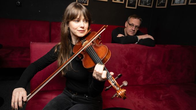 Jenovéfa Boková s Davidem Matáskem v komorním prostoru Divadla Viola vystoupí s představením Jana bude brzy sbírat lipový květ.