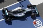Rosberg vládl pátečnímu formulovému vedru