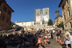 Stop turistům. Městská policie v Římě zakázala sedět na Španělských schodech