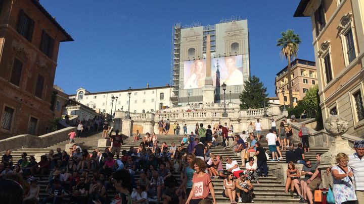 Stop turistům. Městská policie v Římě zakázala sedět na Španělských schodech