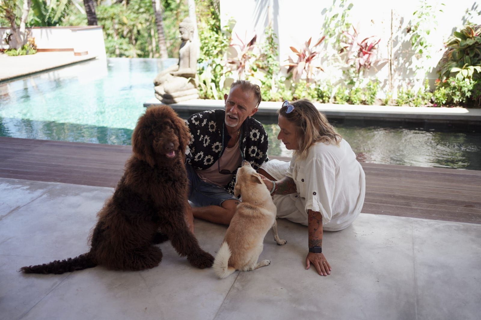 Bába na Bali Míša Jindra pes bazén